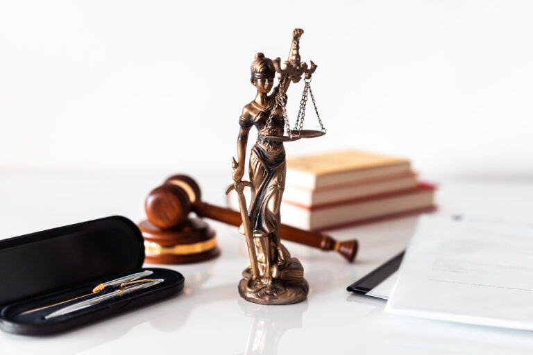 Crimes de extorsão e chantagem.
